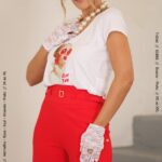 T-shirt com pérolas, e decote fundo